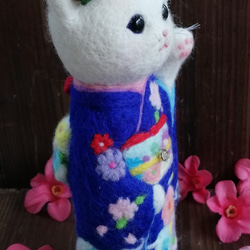 ■受注制作・羊毛フェルト・振袖の白猫・20cmサイズ(瑠璃色) 6枚目の画像