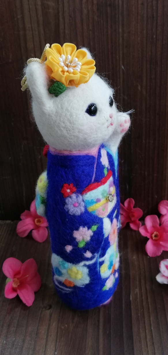 ■受注制作・羊毛フェルト・振袖の白猫・20cmサイズ(瑠璃色) 6枚目の画像