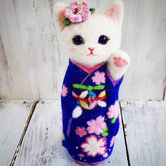 ◾受注制作◾羊毛フェルト・振袖の白猫・18cmサイズ(瑠璃色に桜)　招き猫 1枚目の画像