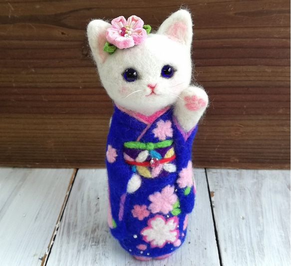 ◾受注制作◾羊毛フェルト・振袖の白猫・18cmサイズ(瑠璃色に桜)　招き猫 2枚目の画像
