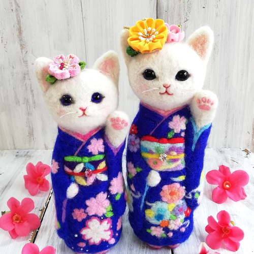 ◾受注制作◾羊毛フェルト・振袖の白猫・18cmサイズ(瑠璃色に桜