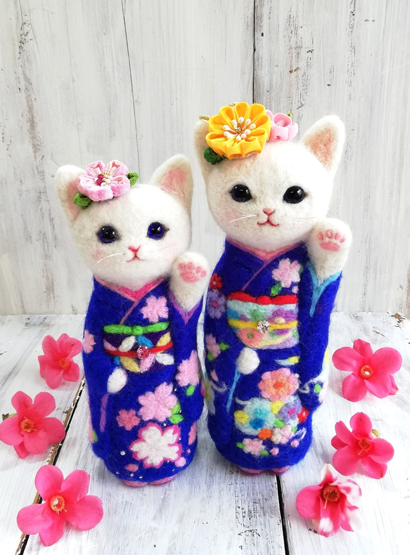 ◾受注制作◾羊毛フェルト・振袖の白猫・18cmサイズ(瑠璃色に桜)　招き猫 5枚目の画像