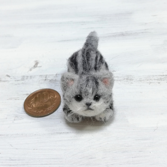 ■受注制作・羊毛フェルトの小さな子猫(伏せポーズ・アメショー)　猫グッズ　猫雑貨　アメリカンショートヘア　 2枚目の画像