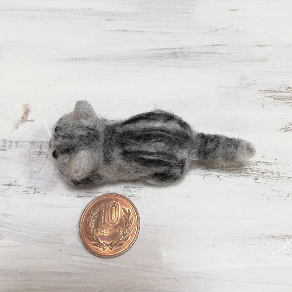 ■受注制作・羊毛フェルトの小さな子猫(伏せポーズ・アメショー)　猫グッズ　猫雑貨　アメリカンショートヘア　 3枚目の画像