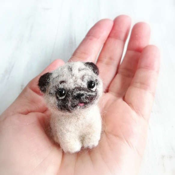 ◾受注制作・羊毛フェルトの小さなわんこ(パグ)　マスコット　犬　 1枚目の画像