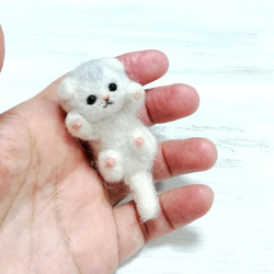 ■受注制作・羊毛フェルトの小さな子猫(折れ耳猫ほんのりグレー・ころりん)　猫グッズ　猫雑貨　スコティッシュフォールド　 2枚目の画像