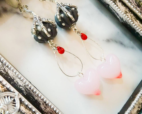 ハートをつかみたい♥️ 鶏の足のピアス イヤリング 鳥 鶏足 もみじ 鷹  