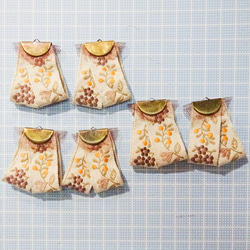 ミモザと小花のチュール リボン タッセル ベージュ系  6個  3ペア パーツ 材料 木馬 モクバ チロリアンテープ 10枚目の画像