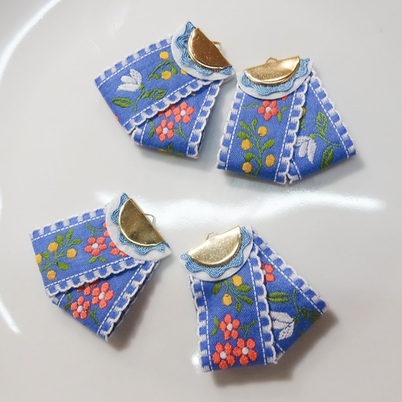ブルーの ミモザと小花の チロリアンテープ リボン タッセル ブルー系 ４個  ２ペア パーツ 材料   モクバ 2枚目の画像