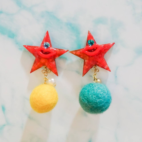 青い目をした赤い星の宇宙人 ポンポンカプセル イヤリング ピアス  