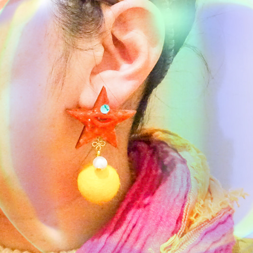 青い目をした赤い星の宇宙人 ポンポンカプセル イヤリング ピアス  