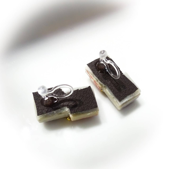 セパレートな2種のチョコレート  ケーキ ピアス  イヤリング  季節  陶器 タイル  ベリー　小ぶり 8枚目の画像