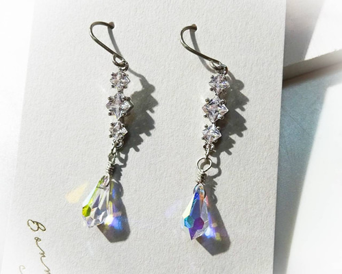 スワロフスキー クリスタルのしずくと3連スクエア シンプル