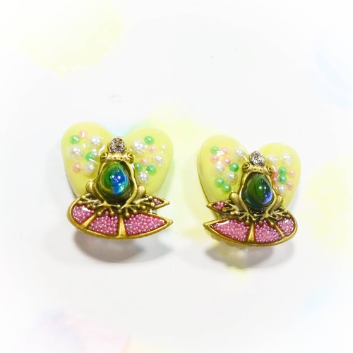 ぽっこりお腹の カエルのお姫様 ハート の ピアス イヤリング 蛙 陶器 