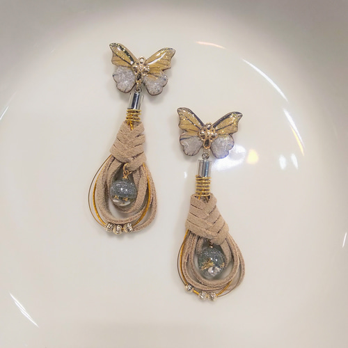 鱗粉舞う 金色の蝶々 と 本革スエード みょうが結び ピアス イヤリング