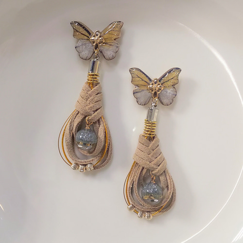 鱗粉舞う 金色の蝶々 と 本革スエード みょうが結び ピアス イヤリング