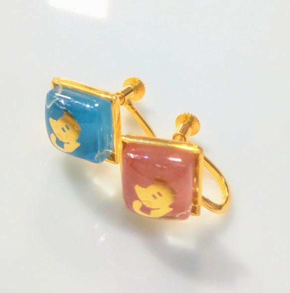 ぷっくり箱の中の猫 【ピンクと水色】イヤリング (ピアスも) キッズ 親子コーデ 2枚目の画像