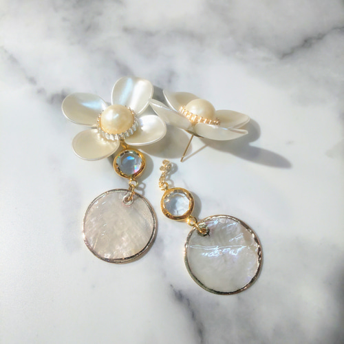 2wayポストピアス】ラウンドシェルパーツと 白いお花 の クリアな 