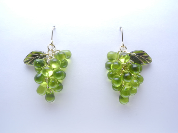 ハンドメイド チェコビーズ ぶどうのピアス ピアス（フック・チェーン