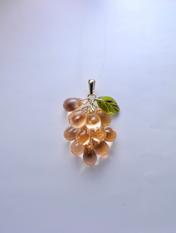 ハンドメイド チェコビーズ ぶどうのペンダントトップ 1枚目の画像