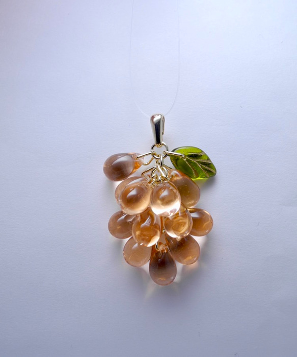 ハンドメイド チェコビーズ ぶどうのペンダントトップ 2枚目の画像