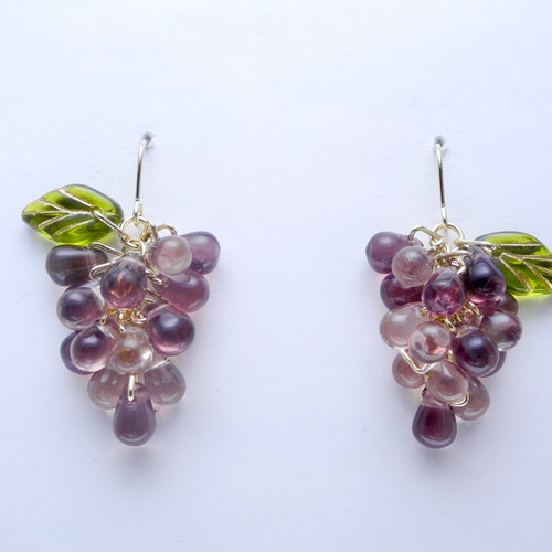 ハンドメイド チェコビーズ ぶどうのピアス 垂墜耳環 ぴーさん 的作品