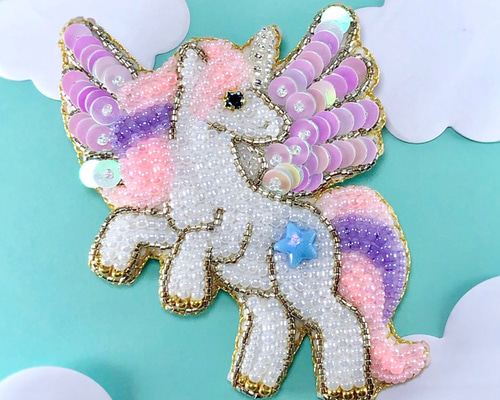 ビーズ刺繍　ブローチ　ユニコーン ユニコーンのビーズ刺繍ブローチ ピンク ブローチ たまこ 通販