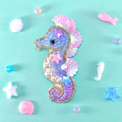 ビーズ刺繍　ブローチ　ユニコーン ユニコーンのビーズ刺繍ブローチ ピンク ブローチ たまこ 通販 7366906