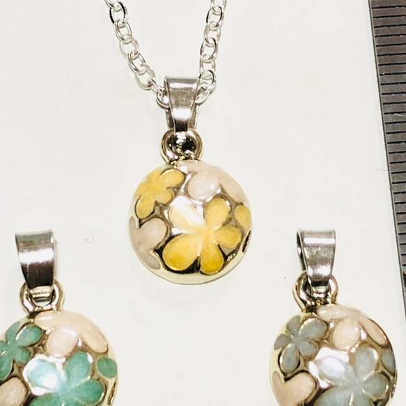 小花柄 シルバーネックレス 全3色 レモンイエロー ミントグリーン ニュアンスグレー 3枚目の画像