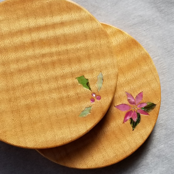 コースター　木製　丸型　冬にぴったり12月のお花＊ひいらぎ&ポインセチア 2枚目の画像