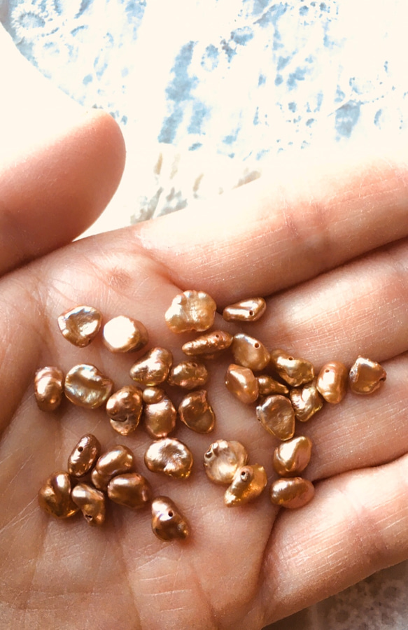 #119 ケシパール　本真珠　8㍉メタリックシャンパン　濃淡選べる　イヤリングピアス用　4枚（2ペア）シャンパンゴールド 6枚目の画像