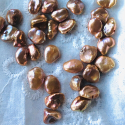 #119 ケシパール　本真珠　8㍉メタリックシャンパン　濃淡選べる　イヤリングピアス用　4枚（2ペア）シャンパンゴールド 7枚目の画像