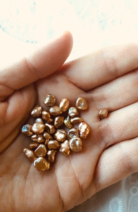 #119 ケシパール　本真珠　8㍉メタリックシャンパン　濃淡選べる　イヤリングピアス用　4枚（2ペア）シャンパンゴールド 8枚目の画像