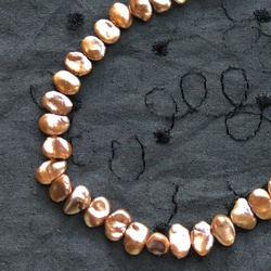 #119 ケシパール　本真珠　8㍉メタリックシャンパン　濃淡選べる　イヤリングピアス用　4枚（2ペア）シャンパンゴールド 10枚目の画像