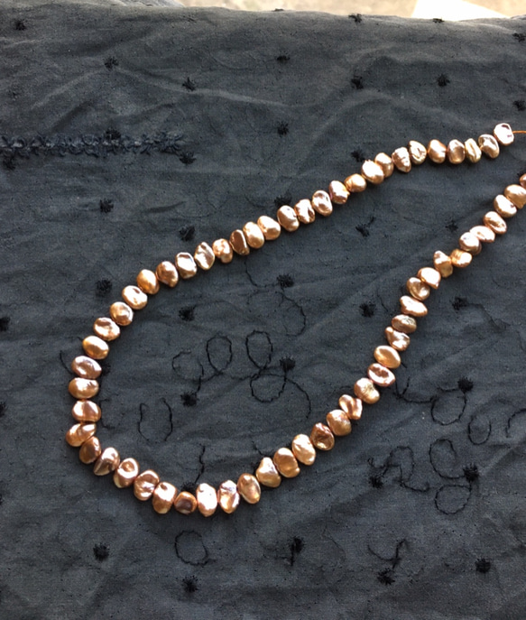 #119 ケシパール　本真珠　8㍉メタリックシャンパン　濃淡選べる　イヤリングピアス用　4枚（2ペア）シャンパンゴールド 11枚目の画像