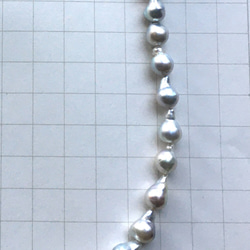 #132 アコヤ真珠　照り照り巻き巻き　イヤリングピアス用3ペア　バロックドロップ　稀少ナチュラルブルー　7×9.6ミリ 3枚目の画像
