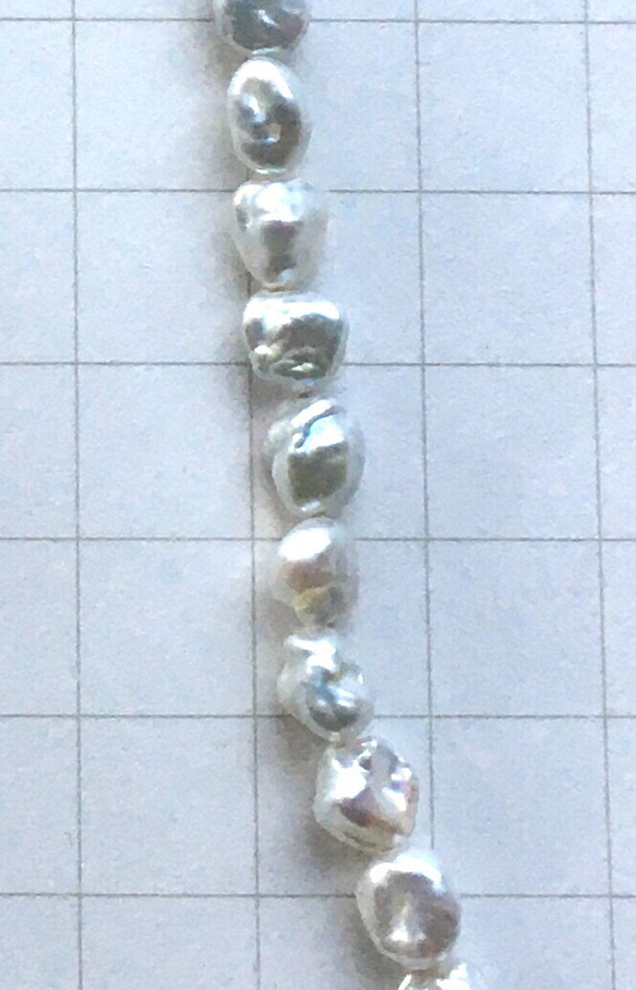 ラスト1連　#133 湖水真珠　芥子　5.5×6㍉　1連　無処理　極淡灰色　メタリック　高品質淡水真珠　バロック 3枚目の画像