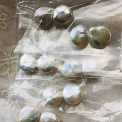 #157 湖水真珠　高品質コインパール　イヤリングピアス用1ペア　なめらかメタリック白　高品質淡水真珠 2枚目の画像