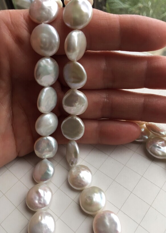 #157 湖水真珠　高品質コインパール　イヤリングピアス用1ペア　なめらかメタリック白　高品質淡水真珠 3枚目の画像