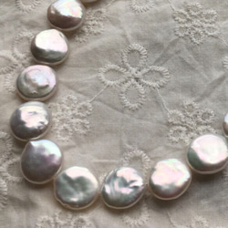 #157 湖水真珠　高品質コインパール　イヤリングピアス用1ペア　なめらかメタリック白　高品質淡水真珠 6枚目の画像