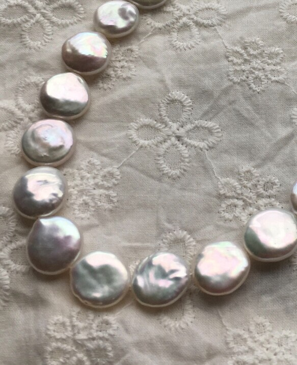 #157 湖水真珠　高品質コインパール　イヤリングピアス用1ペア　なめらかメタリック白　高品質淡水真珠 6枚目の画像