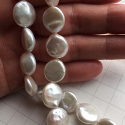 #157 湖水真珠　高品質コインパール　イヤリングピアス用1ペア　なめらかメタリック白　高品質淡水真珠 7枚目の画像