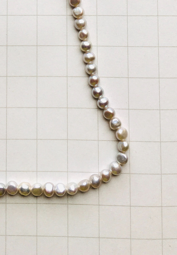 #172 ラスト1  湖水真珠　20㌢　淡いグレー〜グレージュ　4×3㍉　小粒　フラットバロック 3枚目の画像