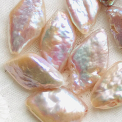 #191 淡水真珠　1ペア ピンクベージュに虹色干渉色　バロックな菱形　8×14㍉　 4枚目の画像