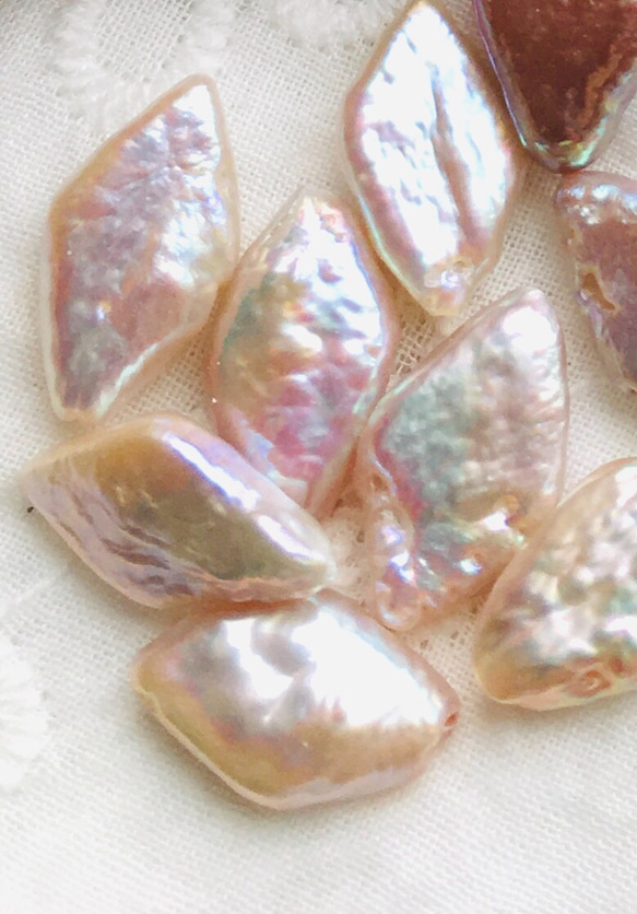 #191 淡水真珠　1ペア ピンクベージュに虹色干渉色　バロックな菱形　8×14㍉　 4枚目の画像