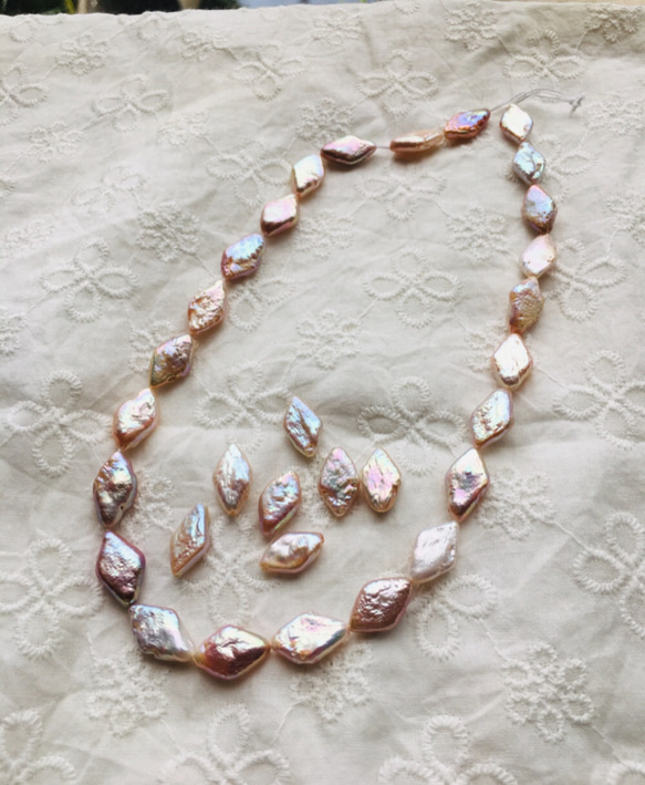 #191 淡水真珠　1ペア ピンクベージュに虹色干渉色　バロックな菱形　8×14㍉　 2枚目の画像