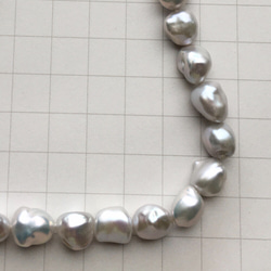 #204 湖水真珠　横幅8.5〜9.5ミリ芥子　1連　プラチナ色　天然色ナチュラル淡グレー　高品質淡水真珠 3枚目の画像