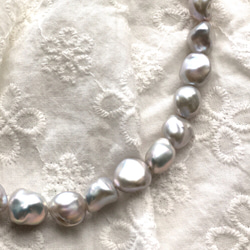 #204 湖水真珠　横幅8.5〜9.5ミリ芥子　1連　プラチナ色　天然色ナチュラル淡グレー　高品質淡水真珠 4枚目の画像