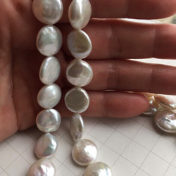#157 湖水真珠　12㍉　なめらか肉厚コインパール　まとめ買い3ペア　メタリック白　高品質淡水真珠 4枚目の画像
