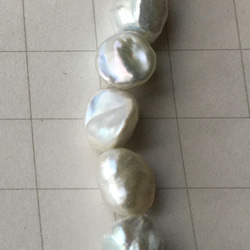 ラスト1　#60 淡いプラチナ色の湖水真珠　8〜9ミリ芥子　1ペア　天然色　高品質淡水真珠 3枚目の画像